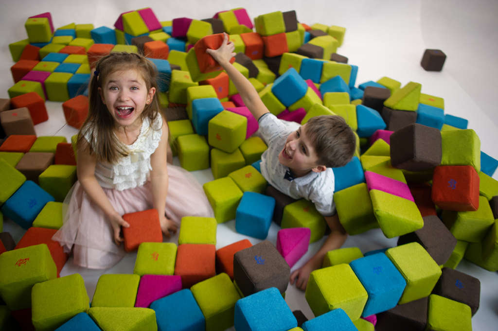 Děti si hrají s JollyHeap kostkami
